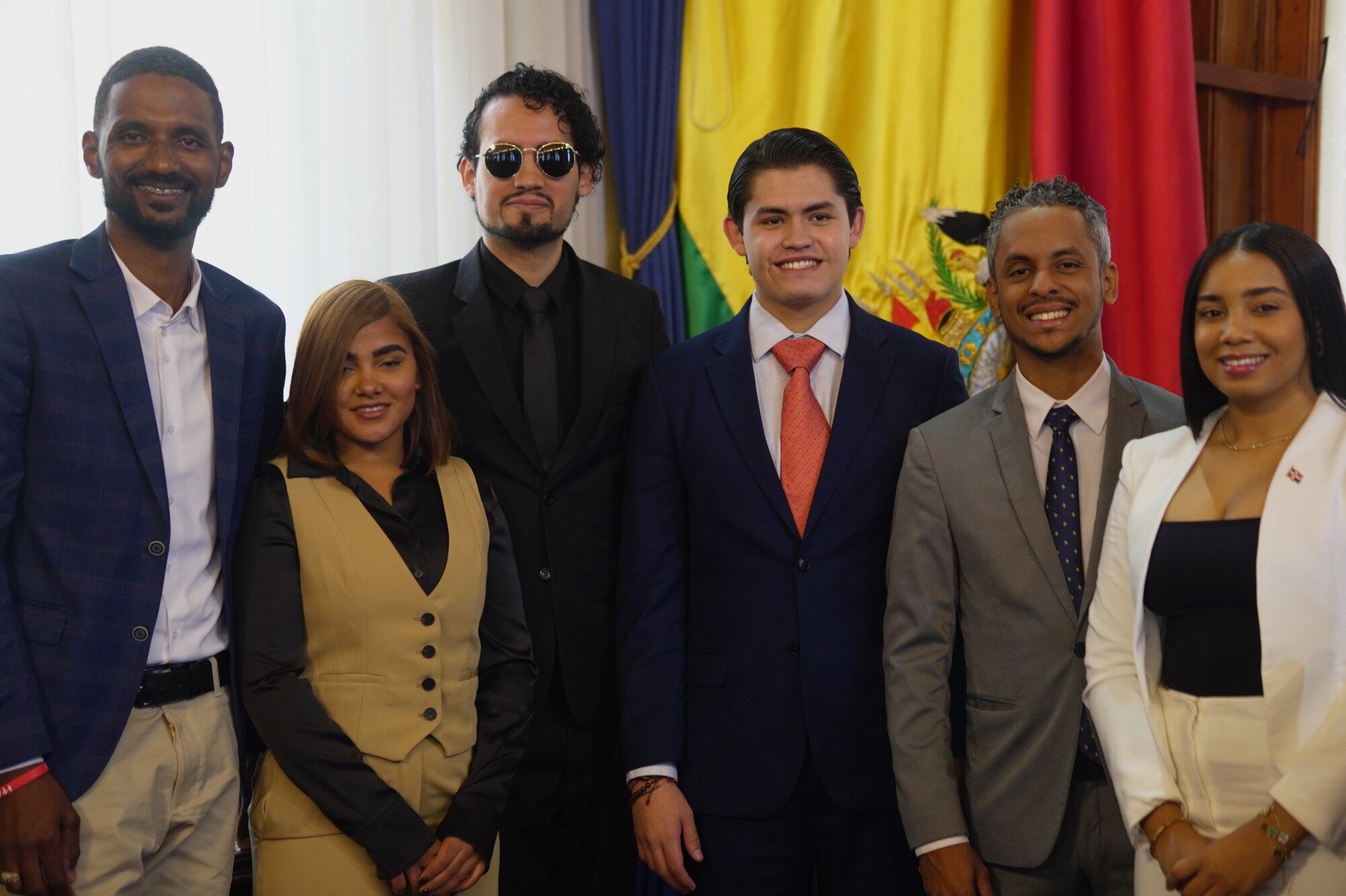 Jesús Arce con delegados ante las banderas de Bolivia