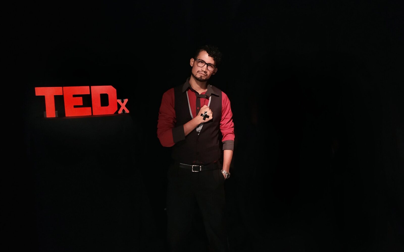Jesús Arce junto al letrero de TEDx